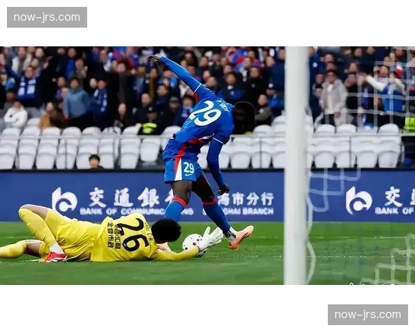 大连英博中场保护区域真空 单后腰被迫前压导致防线脱节